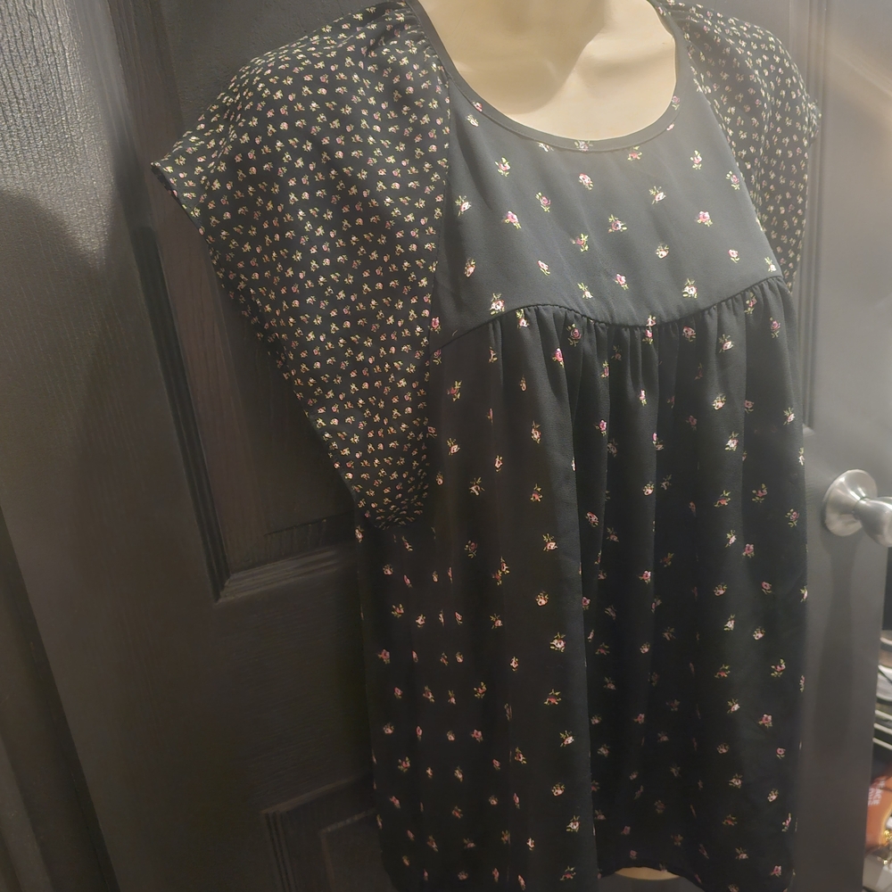 GAP Black Floral Top Size Sm
